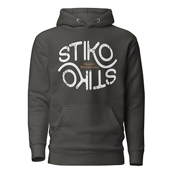 Mjuk premiumhoodie med texten “Stiko Nordic Americana” på bröstet. Dubbelfodrad huva med dragsnöre och praktisk framficka. Finns i storlekarna S–3XL. Material: 65 % bomull, 35 % polyester.