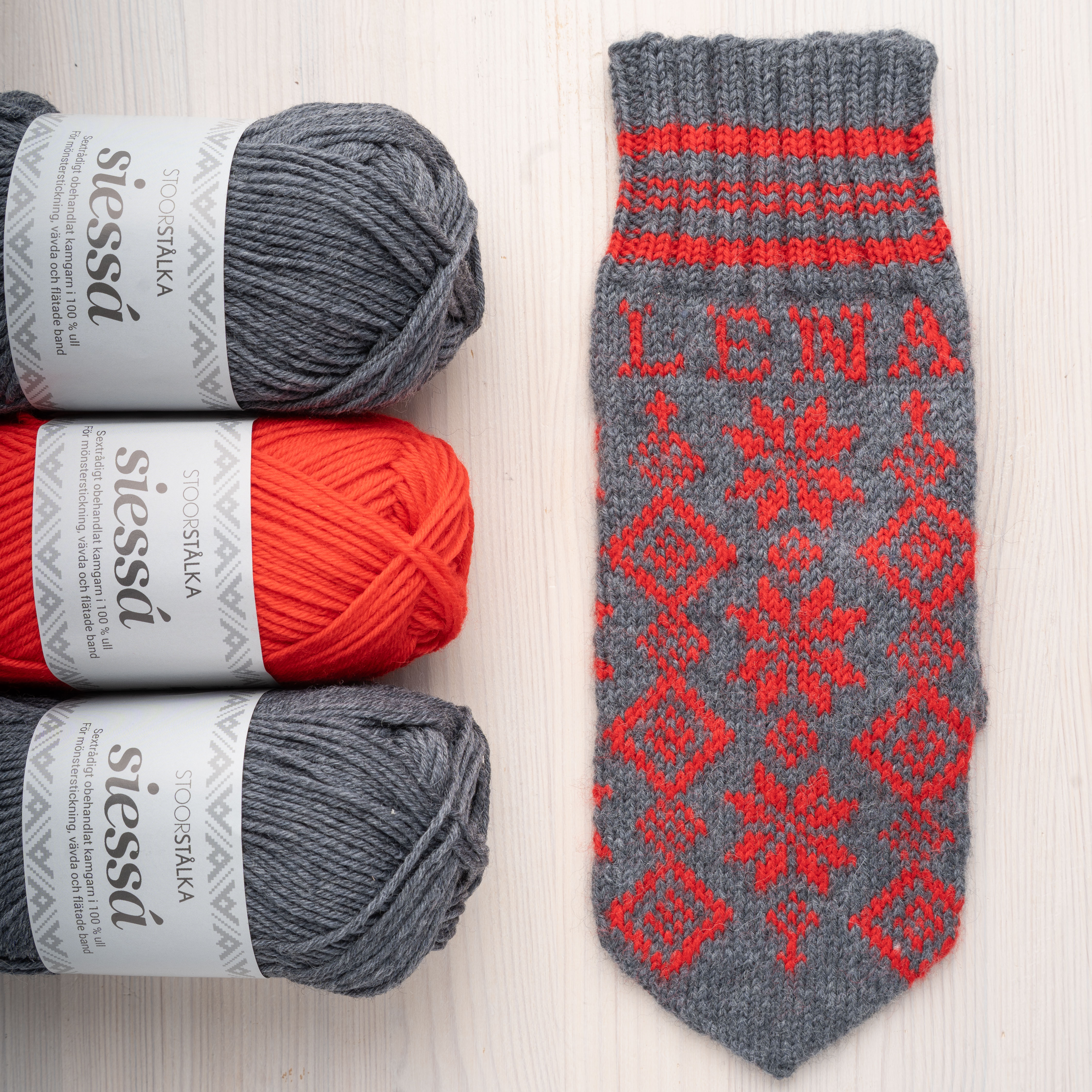 Knitting bundle mitten Snowflake from Juni Medium Gray–Bright Red