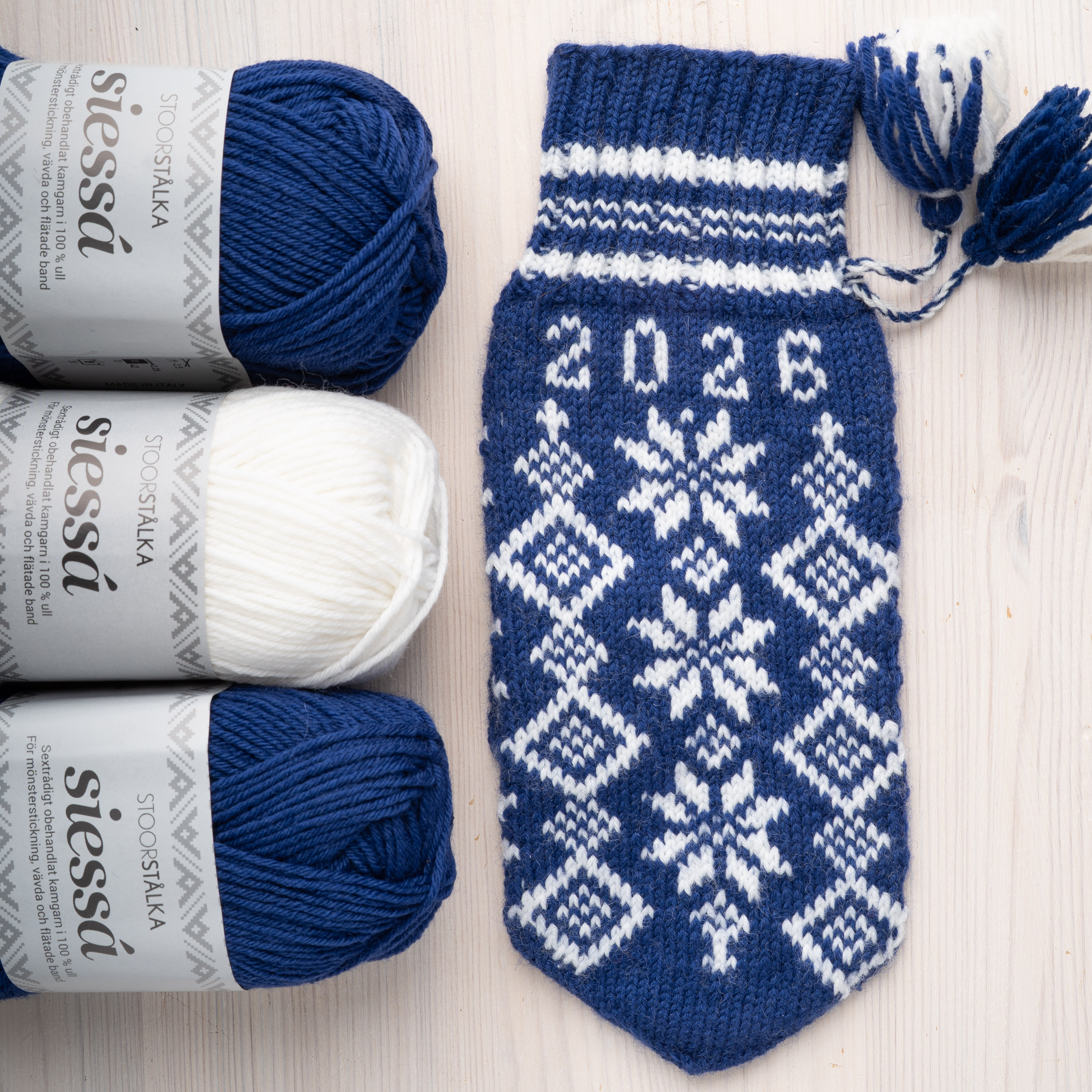 Knitting bundle mitten Snowflake from Juni Dark blue–white