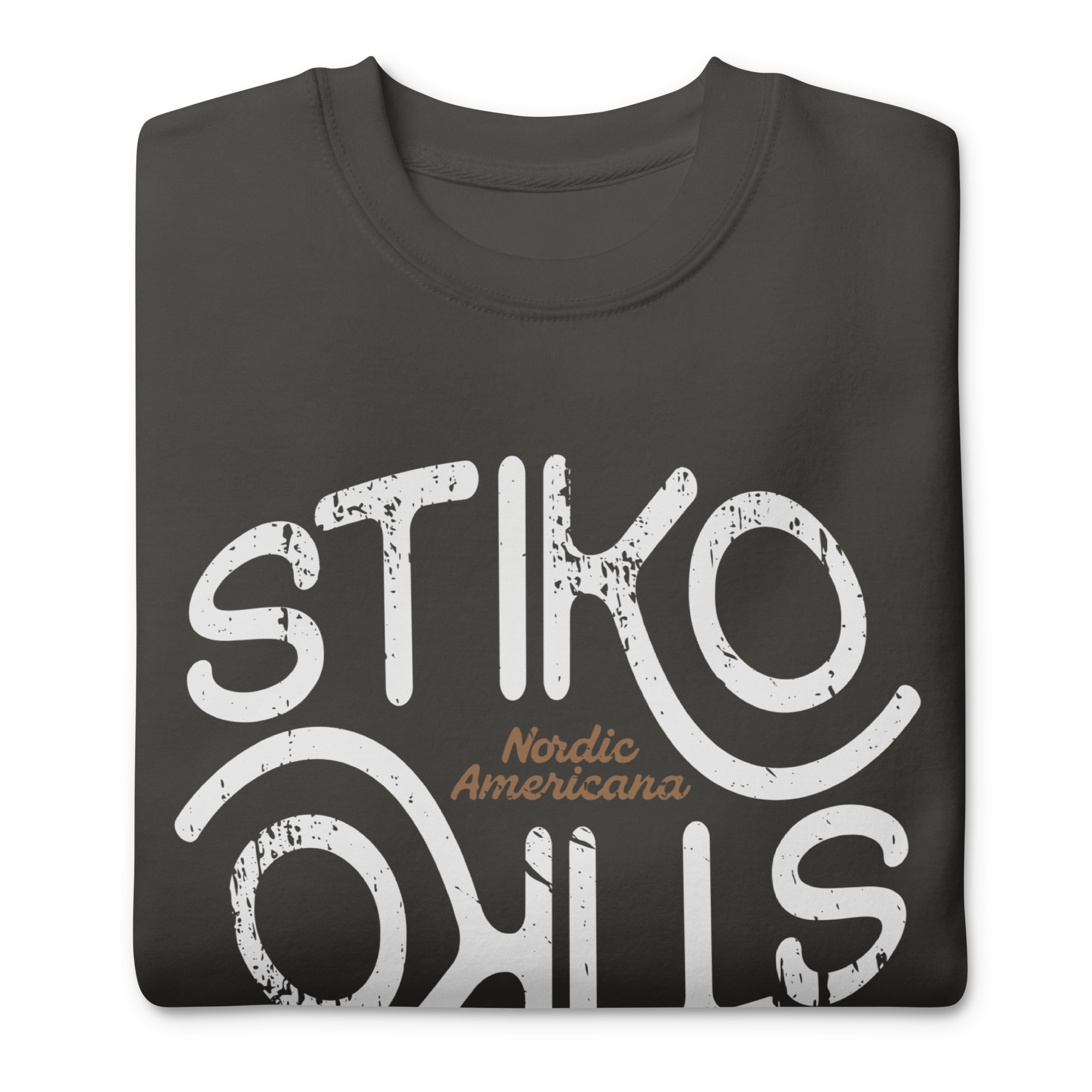 Mjuk mörkgrå premiumsweatshirt i klassisk modell med Stiko Nordic Americana-logga på bröstet. Finns i storlekarna S–3XL. Material: 65 % bomull, 35 % polyester.
