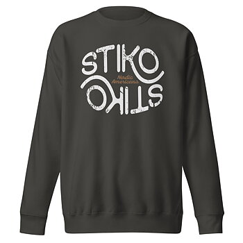 Mjuk mörkgrå premiumsweatshirt i klassisk modell med Stiko Nordic Americana-logga på bröstet. Finns i storlekarna S–3XL. Material: 65 % bomull, 35 % polyester.
