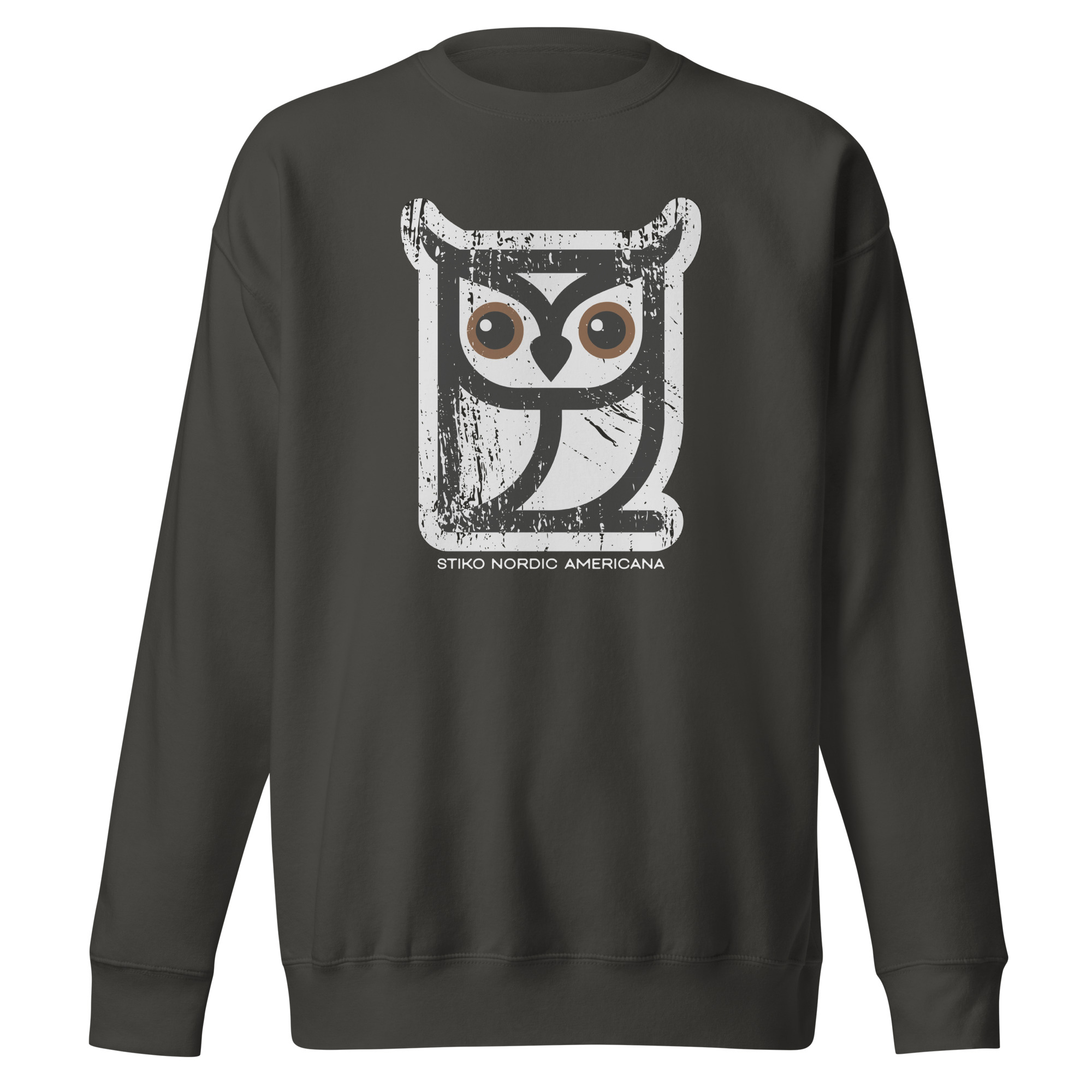 Mjuk mörkgrå premiumsweatshirt i klassisk modell med Stikos berguv och texten “Stiko Nordic Americana” på bröstet.&nbsp;Finns i storlekarna S–3XL. Material: 65 % bomull, 35 % polyester.
