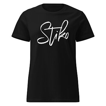 Mjuk svart t-shirt i dammodell med en lätt figurnära passform och vit Stiko-logga på bröstet. Finns i storlekarna: S–2XL. Material: 100 % bomull.