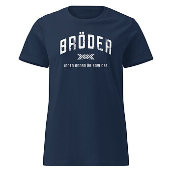 Mjuk t-shirt i dammodell med en lätt figurnära passform och trycket “Bröder – ingen annan är som oss” i vitt på bröstet. Finns i storlekarna: S–2XL. Material: 100 % bomull.