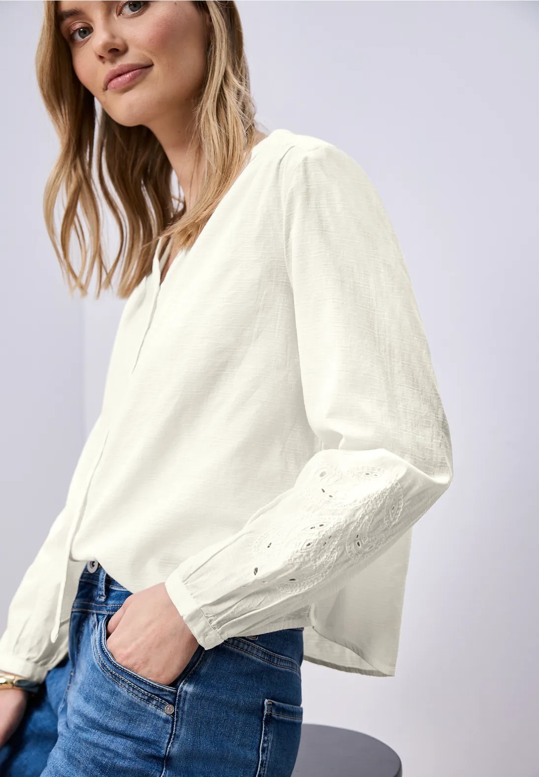 V-Neck Buttoned Blouse W Embro - Off White - Street One