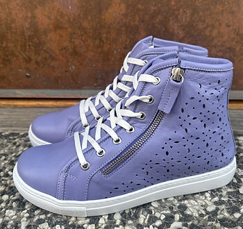 Hög sneakers med luftig perforerat skinn med blixtlås från Andrea Conti, flieder