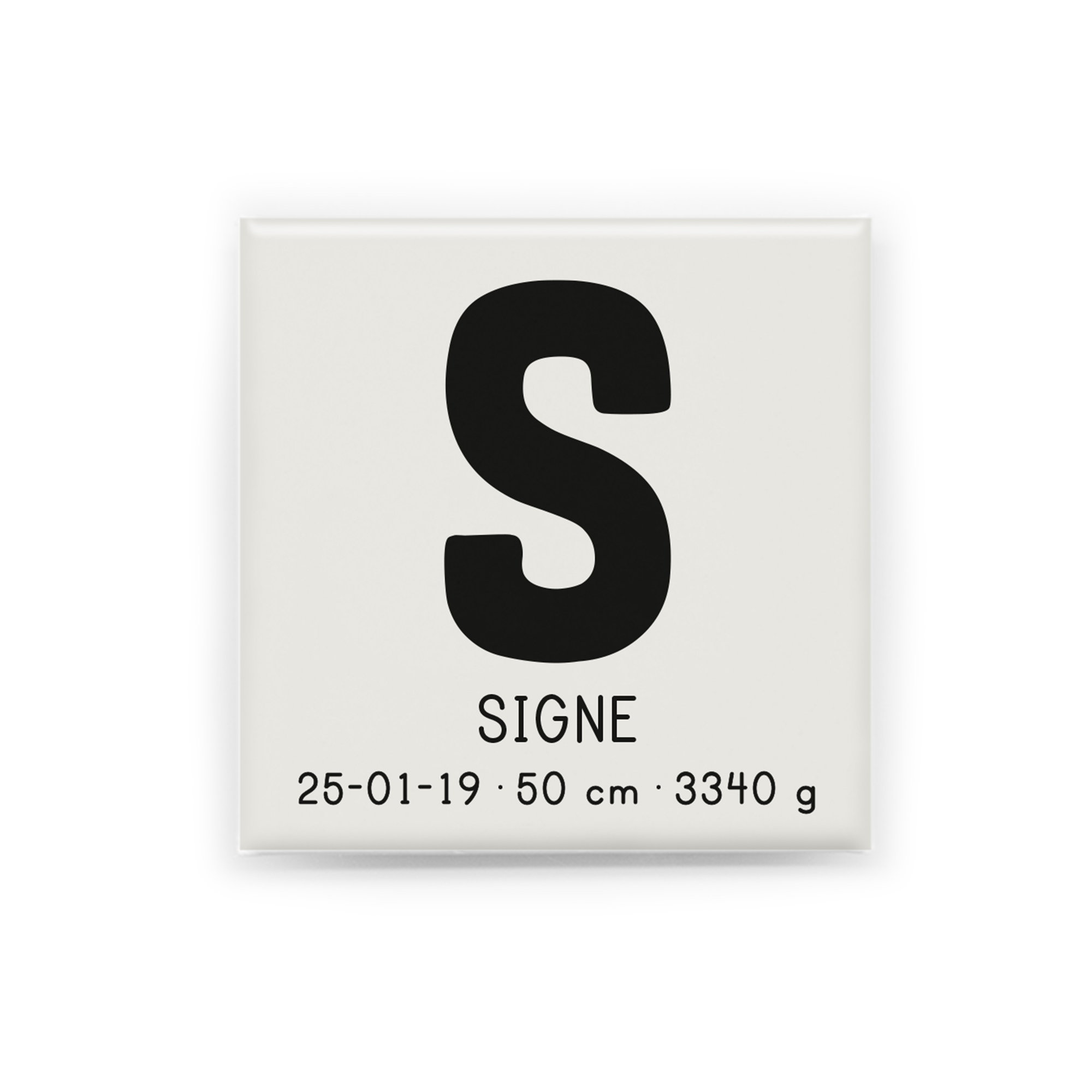En personlig magnet i storlek 5 × 5 cm med barnets första bokstav i fokus. Under initialen lägger jag in namn, födelsedatum, längd och vikt. Varje magnet designas unikt efter dina uppgifter.