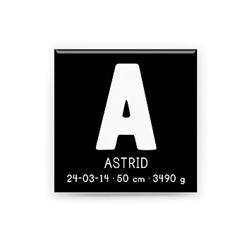En personlig magnet i storlek 5 × 5 cm med barnets första bokstav i fokus. Under initialen lägger jag in namn, födelsedatum, längd och vikt. Varje magnet designas unikt efter dina uppgifter.
