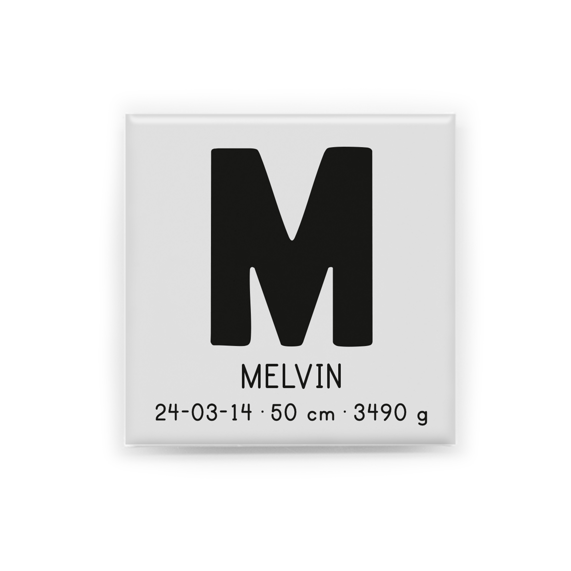 En personlig magnet i storlek 5 × 5 cm med barnets första bokstav i fokus. Under initialen lägger jag in namn, födelsedatum, längd och vikt. Varje magnet designas unikt efter dina uppgifter.