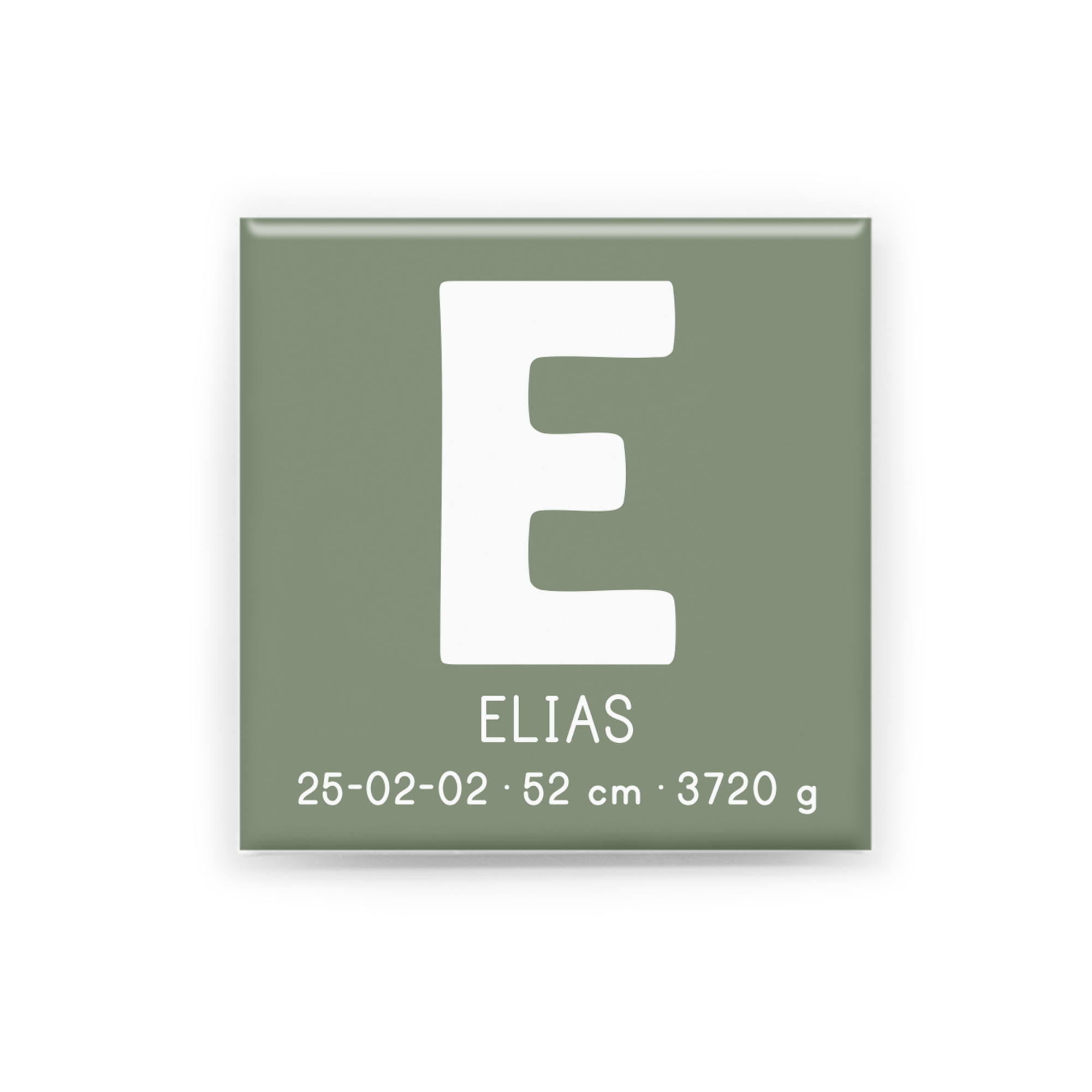 En personlig magnet i storlek 5 × 5 cm med barnets första bokstav i fokus. Under initialen lägger jag in namn, födelsedatum, längd och vikt. Varje magnet designas unikt efter dina uppgifter.