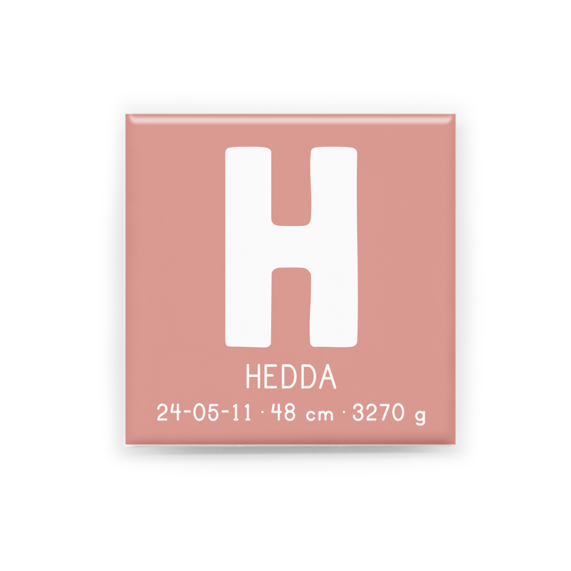 En personlig magnet i storlek 5 × 5 cm med barnets första bokstav i fokus. Under initialen lägger jag in namn, födelsedatum, längd och vikt. Varje magnet designas unikt efter dina uppgifter.