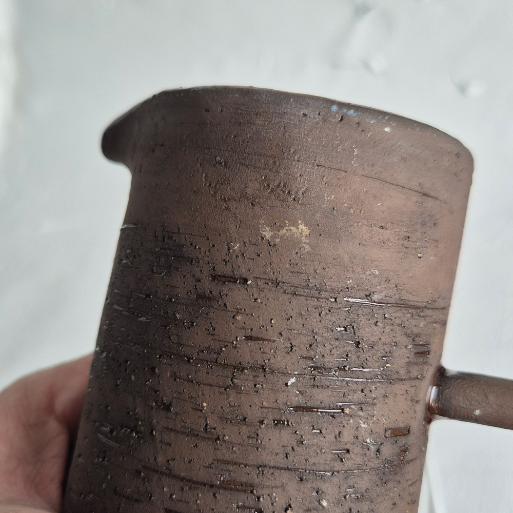 vintage KANNA, brun skrovlig yta med gult mönster, Bromma keramik design Ninnie Forsgren,  h 20,6 cm - 9