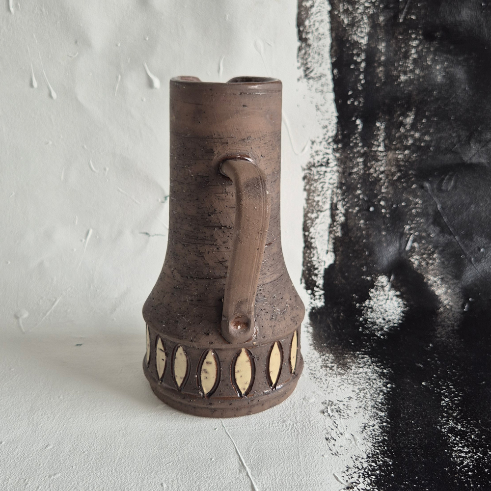 vintage KANNA, brun skrovlig yta med gult mönster, Bromma keramik design Ninnie Forsgren,  h 20,6 cm - 4
