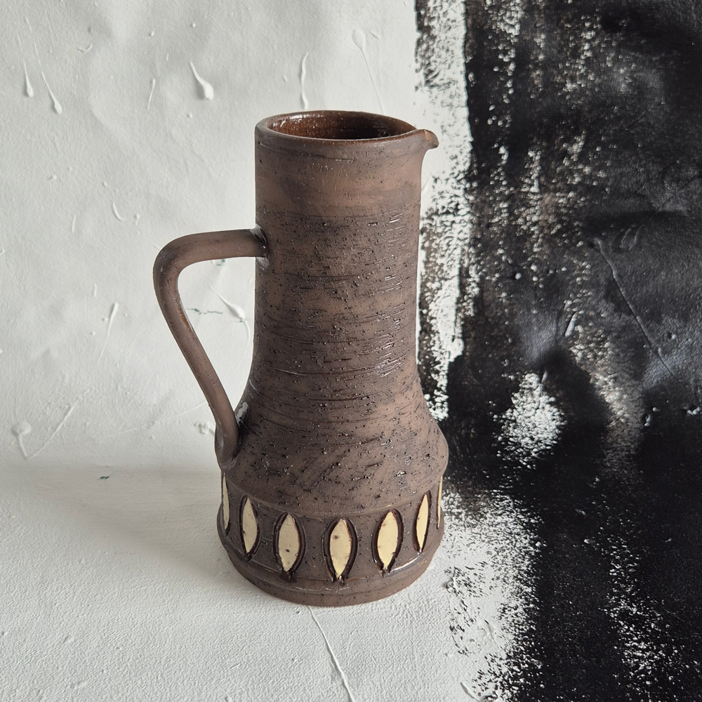 vintage KANNA, brun skrovlig yta med gult mönster, Bromma keramik design Ninnie Forsgren,  h 20,6 cm - 5
