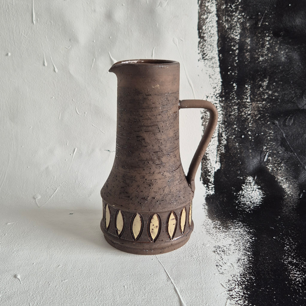 vintage KANNA, brun skrovlig yta med gult mönster, Bromma keramik design Ninnie Forsgren,  h 20,6 cm