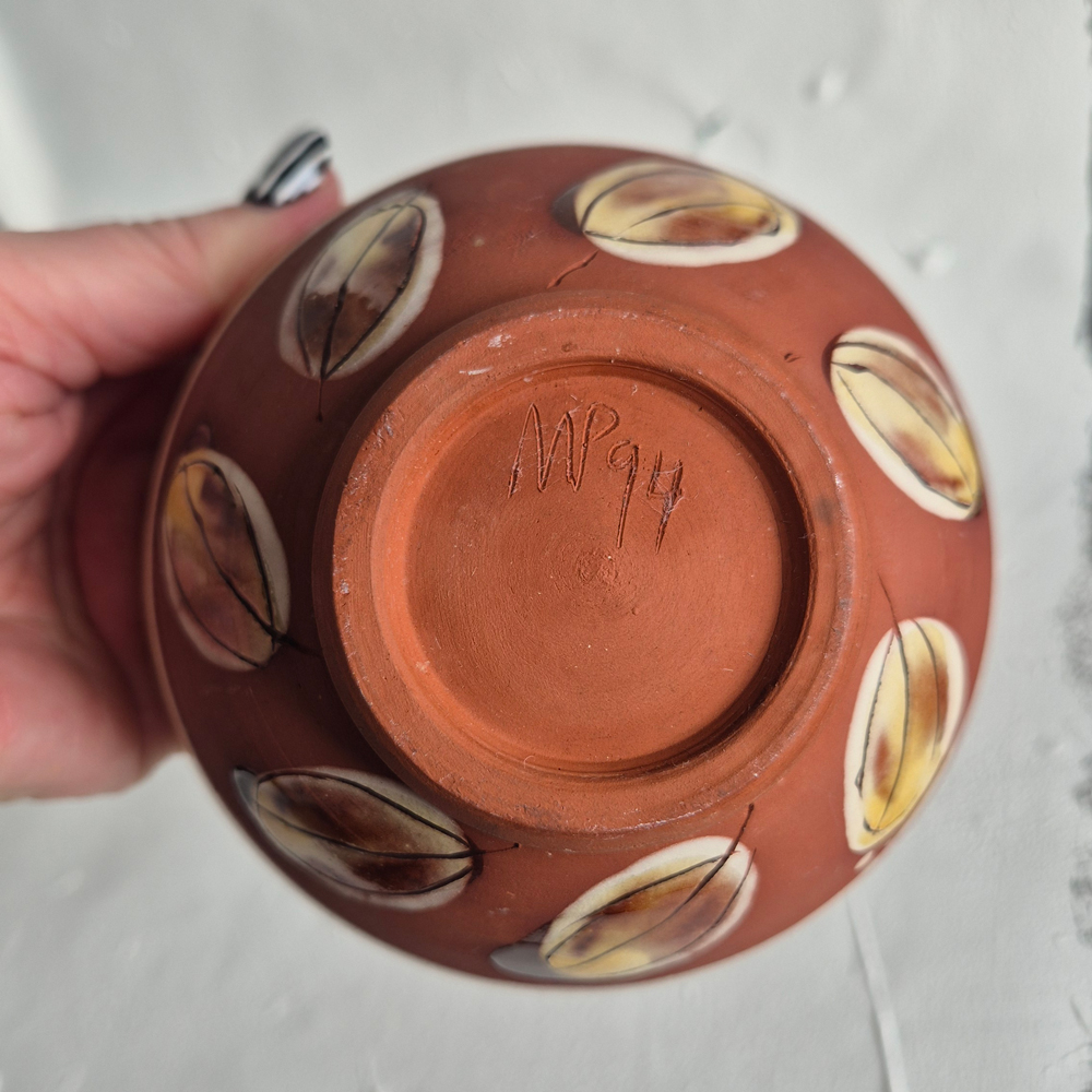vintage SKÅL, handgjord i terracotta med gul glasyr och bladmönster,  h 8,4 cm - 5