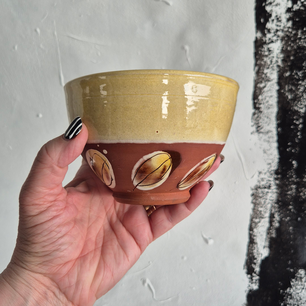 vintage SKÅL, handgjord i terracotta med gul glasyr och bladmönster,  h 8,4 cm - 4