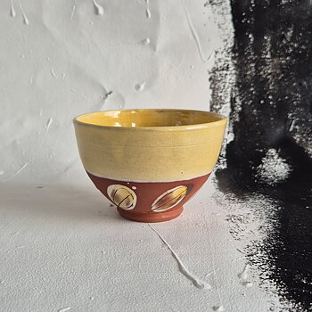 vintage SKÅL, handgjord i terracotta med gul glasyr och bladmönster,  h 8,4 cm