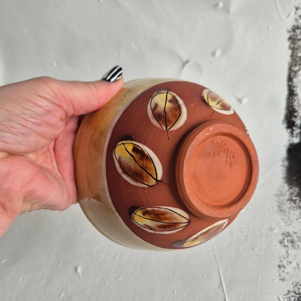 vintage SKÅL, handgjord i terracotta med gul glasyr och bladmönster,  h 8,4 cm - 6