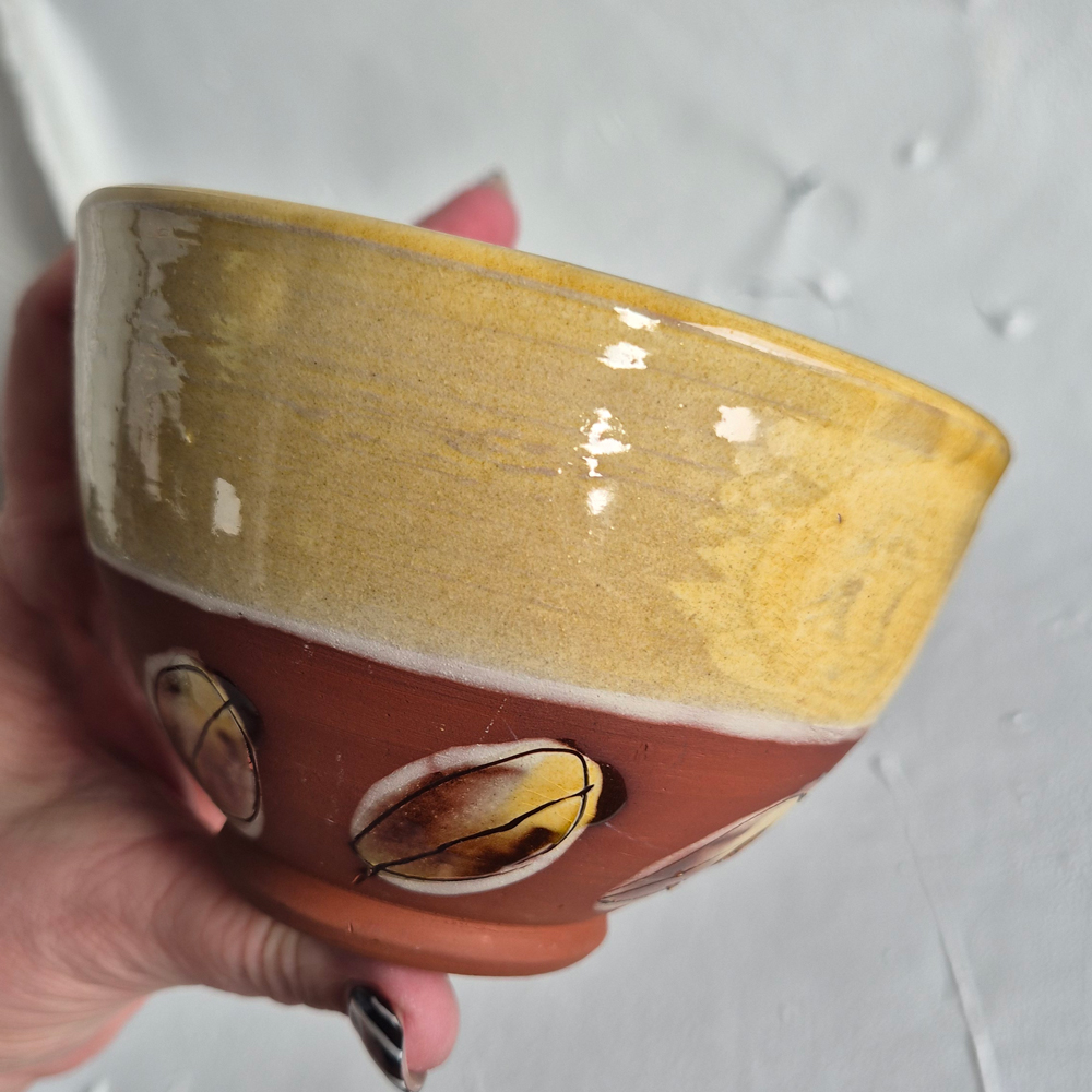 vintage SKÅL, handgjord i terracotta med gul glasyr och bladmönster,  h 8,4 cm - 7