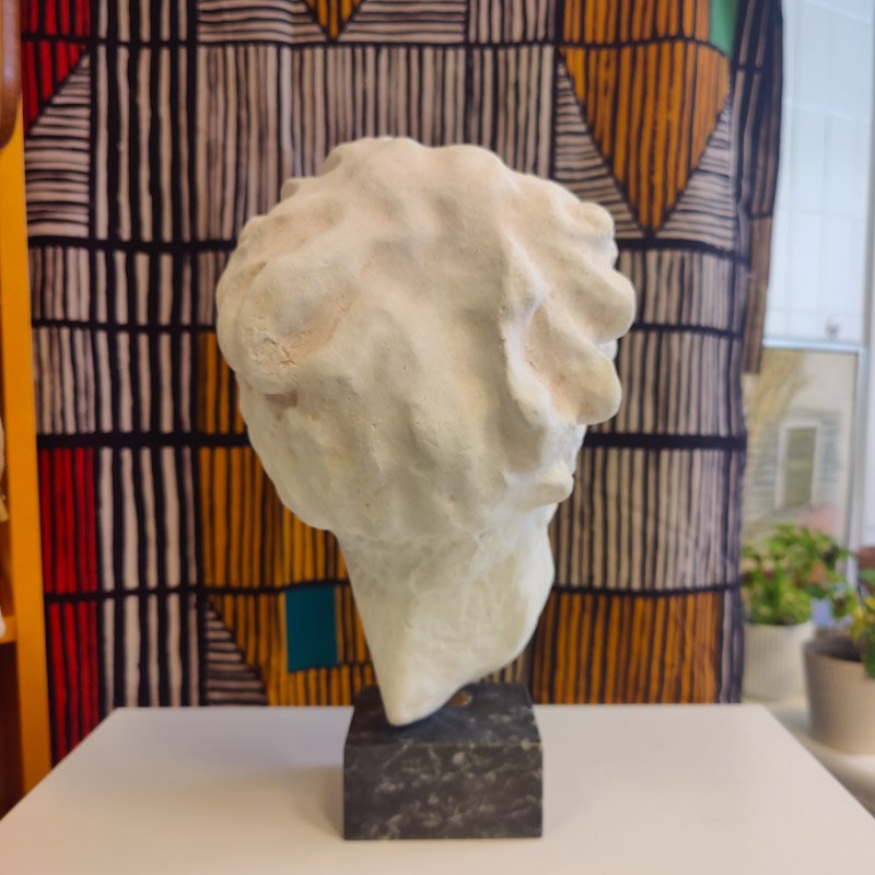 Skulptur på stensockel - 4