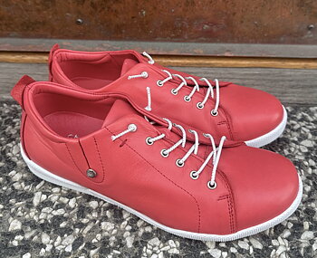 Sneakers från   Charlotte of Sweden, körsbär