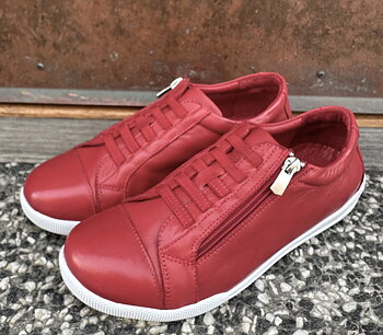 Sneakers från  Charlotte of Sweden med resår och blixtlås, chili