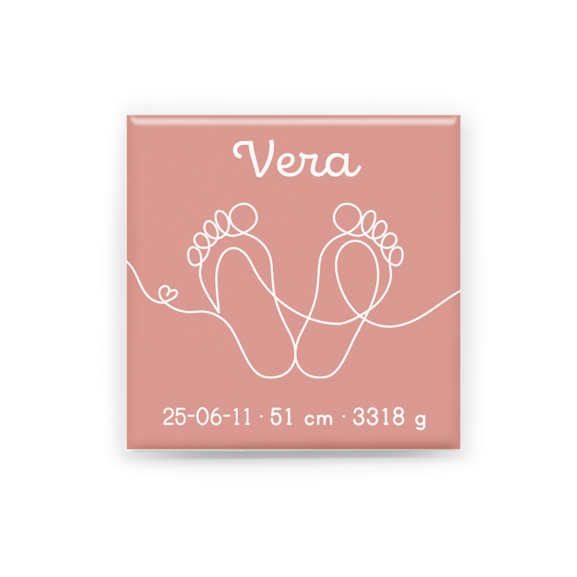 En personlig magnet i storlek 5 × 5 cm med namn, födelsedatum, längd och vikt. Varje magnet designas unikt efter dina uppgifter.