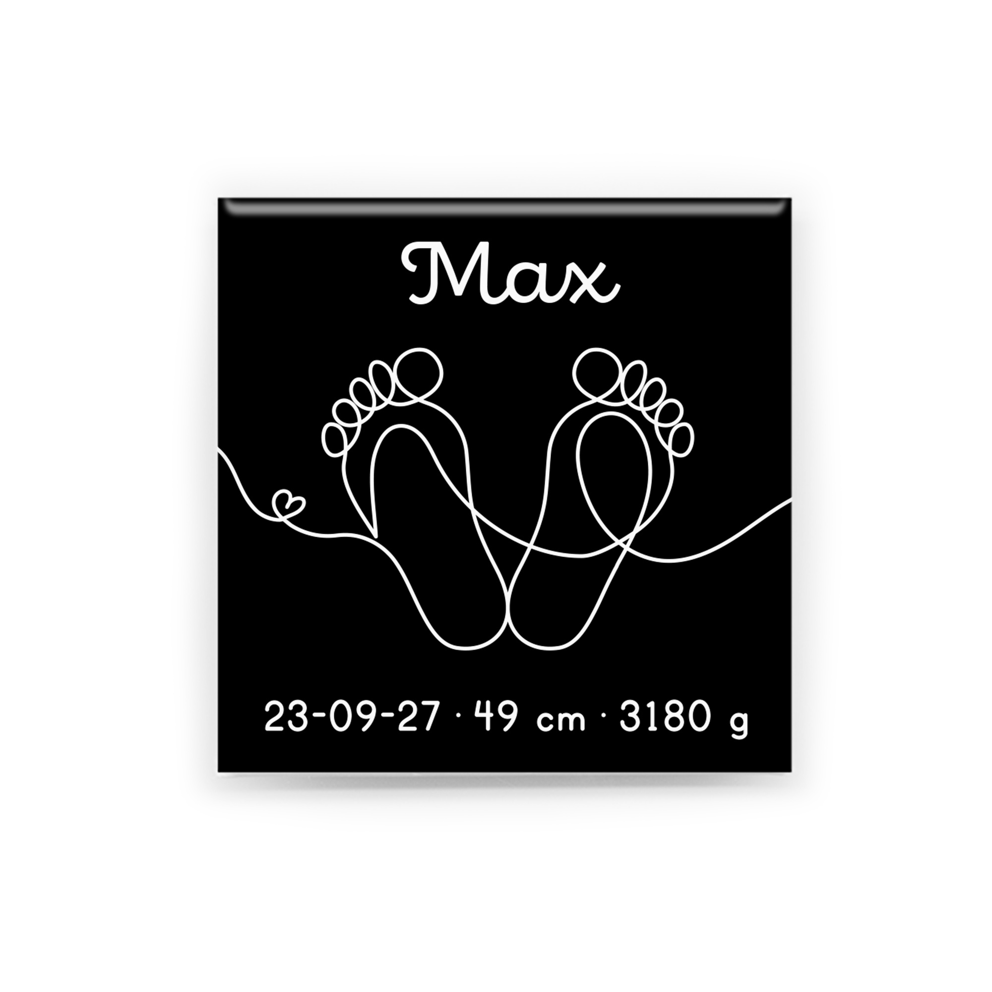 En personlig magnet i storlek 5 × 5 cm med namn, födelsedatum, längd och vikt. Varje magnet designas unikt efter dina uppgifter.
