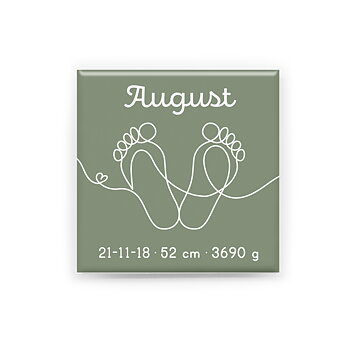 En personlig magnet i storlek 5 × 5 cm med namn, födelsedatum, längd och vikt. Varje magnet designas unikt efter dina uppgifter.