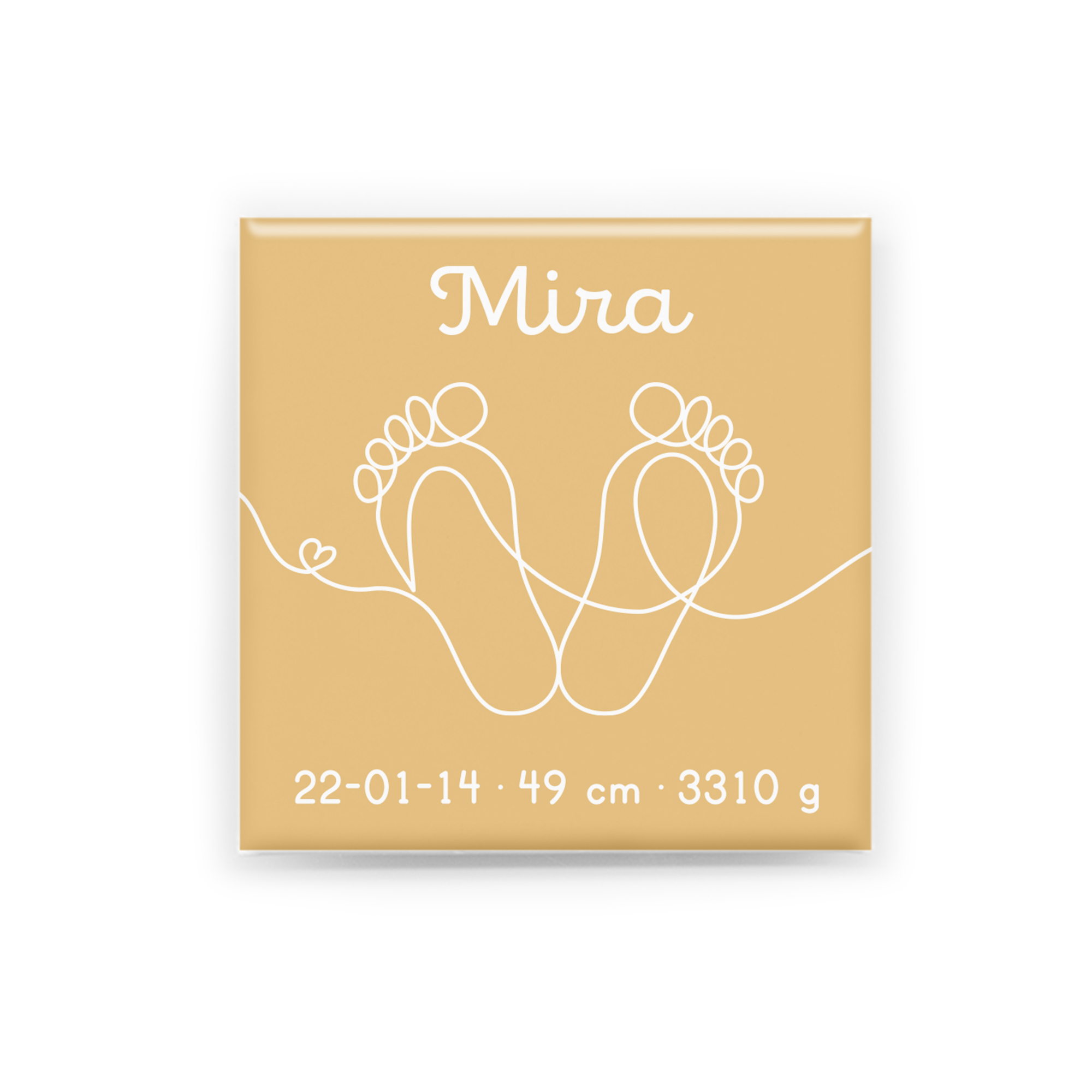En personlig magnet i storlek 5 × 5 cm med namn, födelsedatum, längd och vikt. Varje magnet designas unikt efter dina uppgifter.