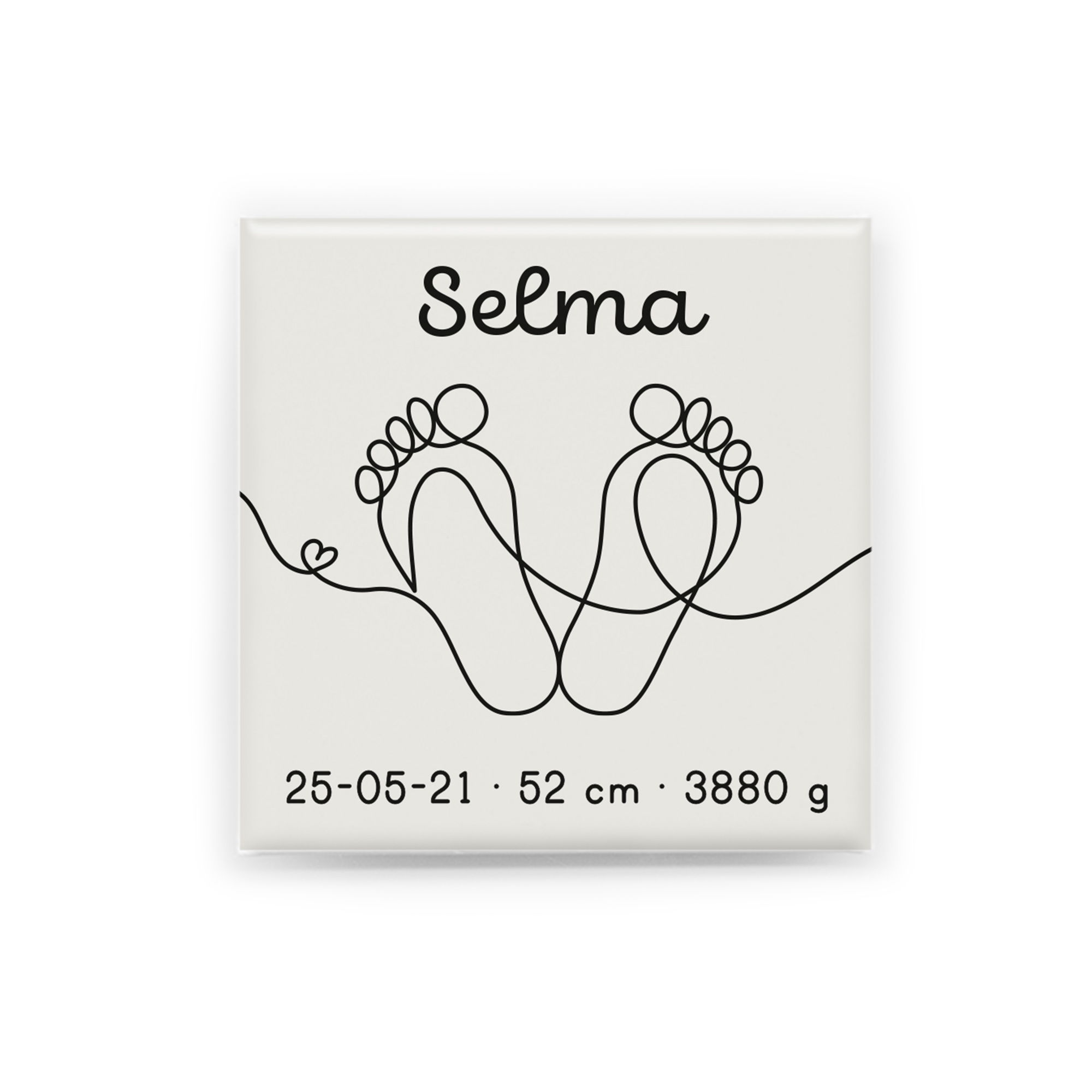 En personlig magnet i storlek 5 × 5 cm med namn, födelsedatum, längd och vikt. Varje magnet designas unikt efter dina uppgifter.