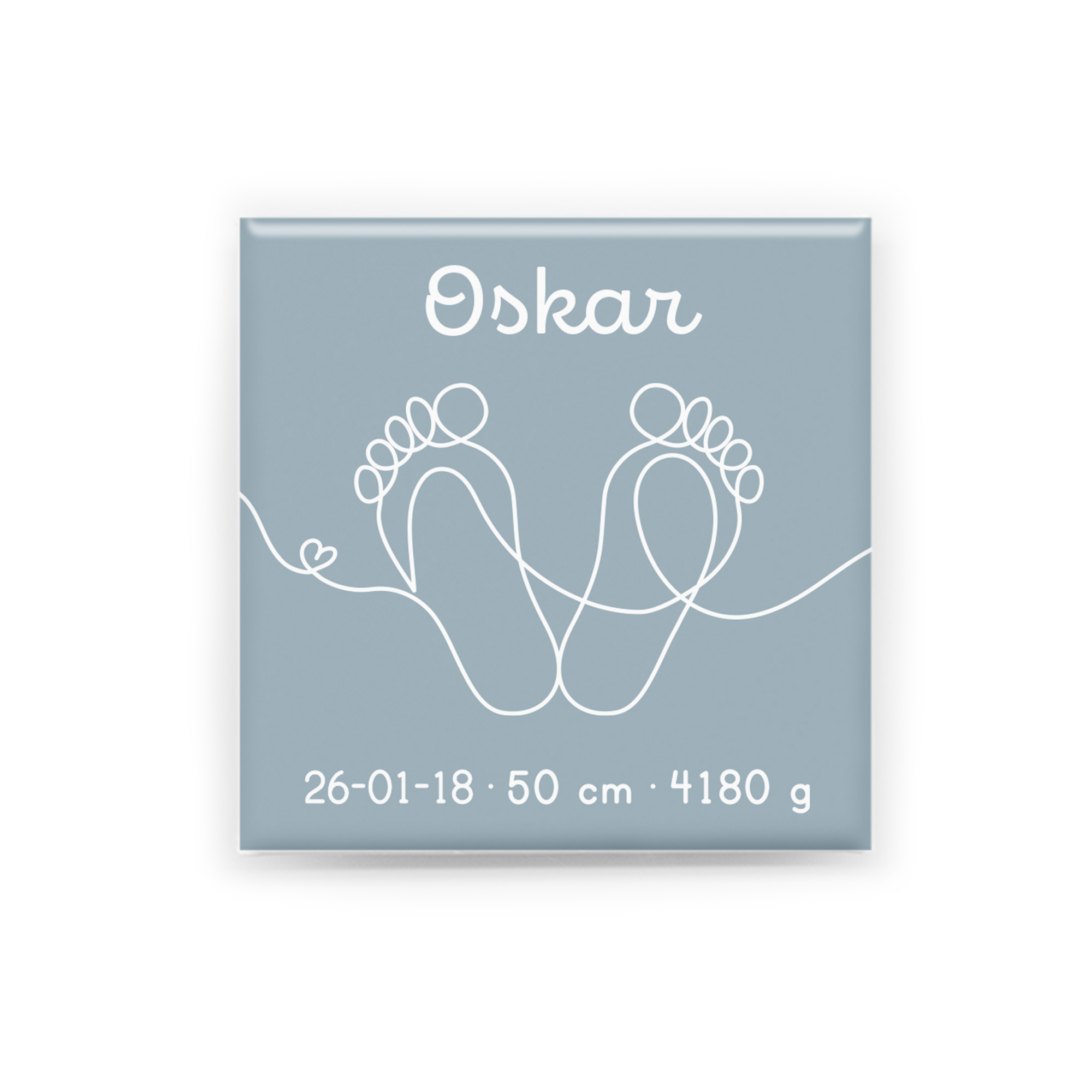 En personlig magnet i storlek 5 × 5 cm med namn, födelsedatum, längd och vikt. Varje magnet designas unikt efter dina uppgifter.