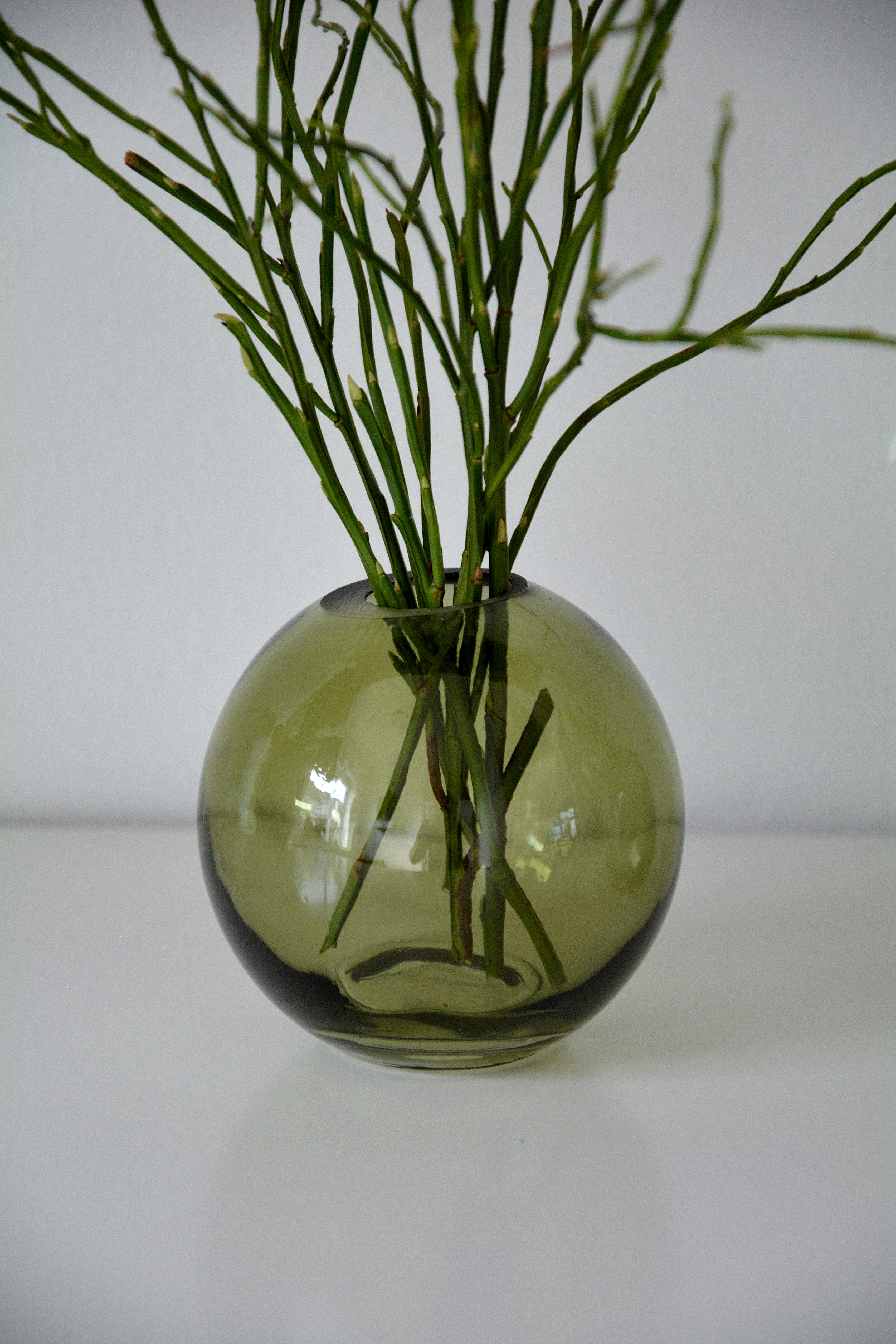 Vas i grönt glas rund 7*7 cm