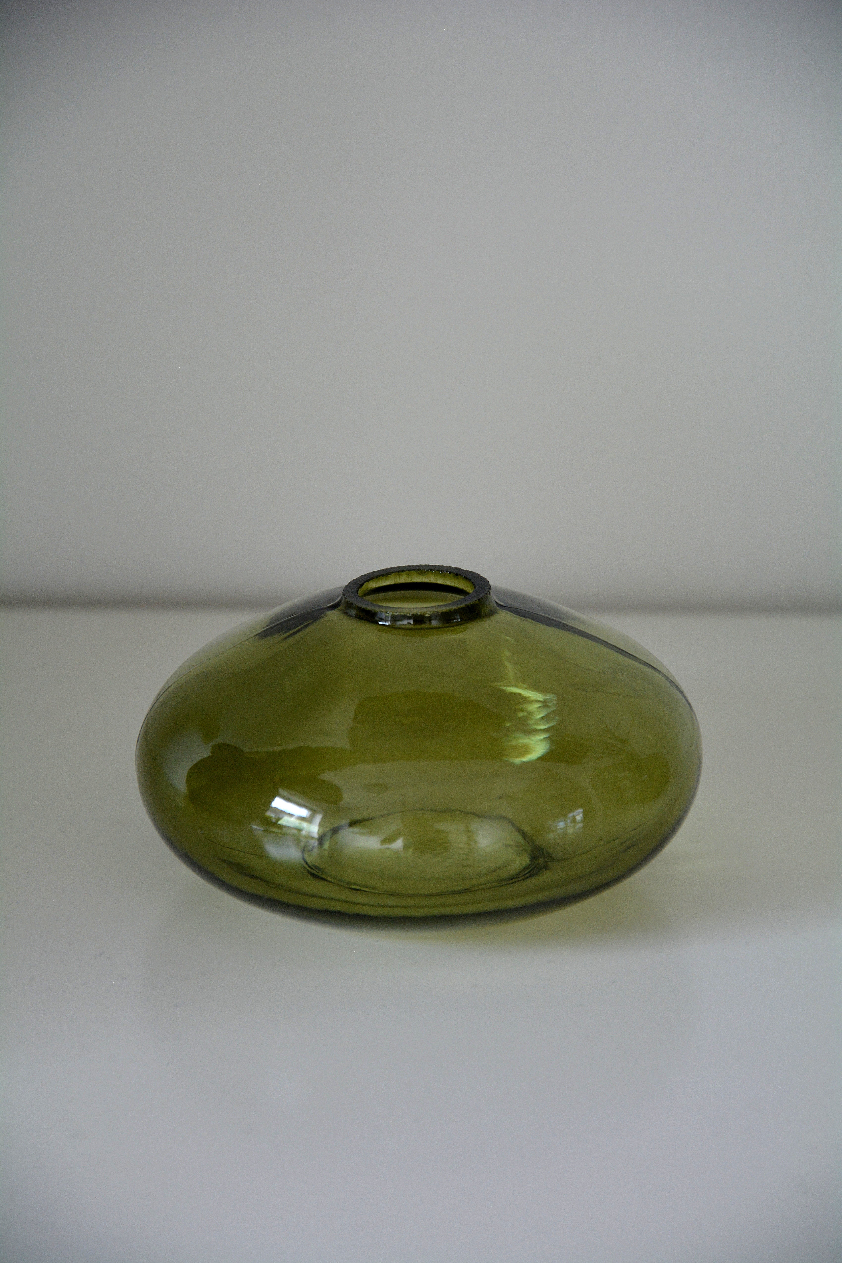 Vas i grönt glas låg 8,8*5 cm