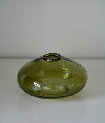 Vas i grönt glas låg 8,8*5 cm