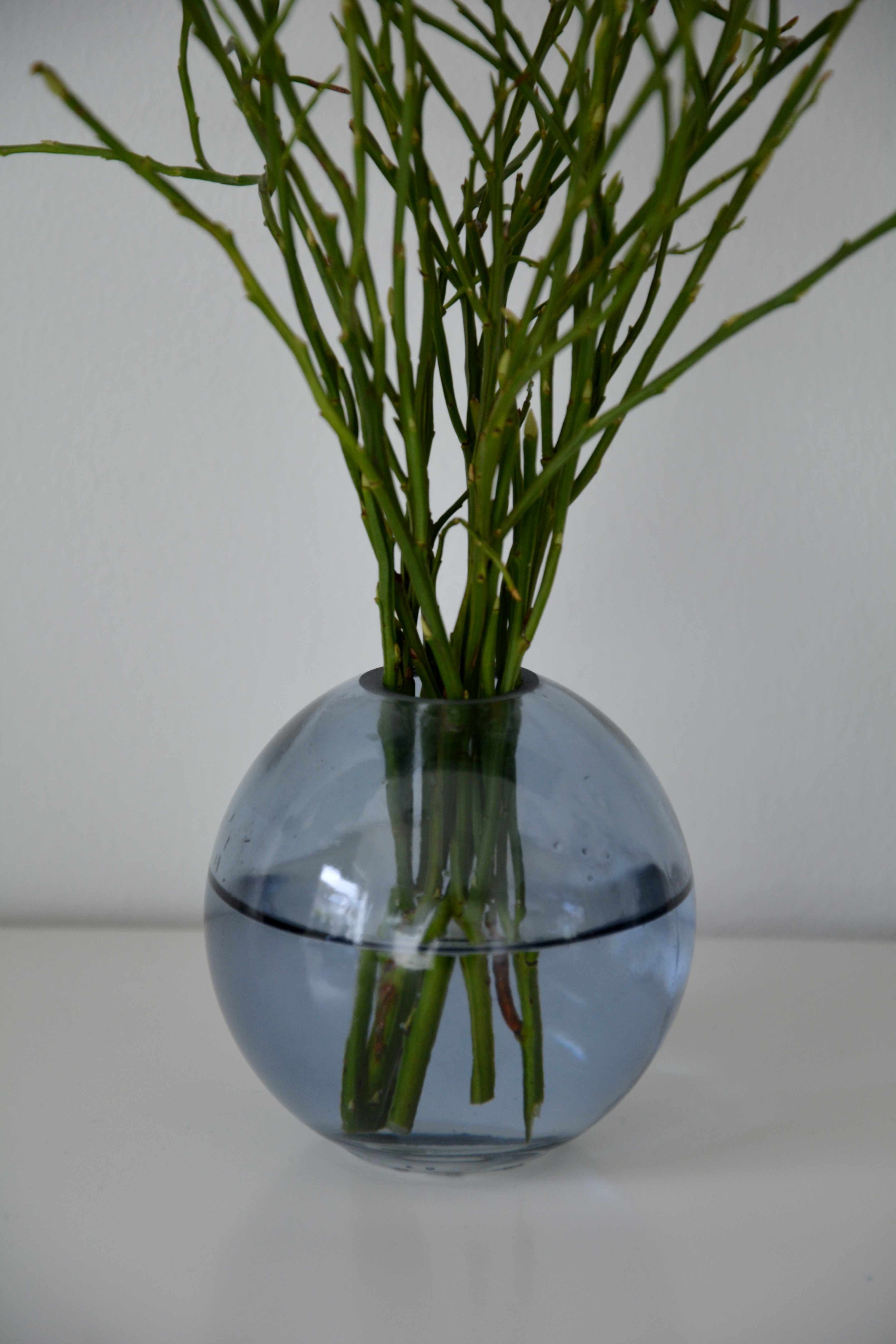 Vas i blått glas rund 7*7 cm