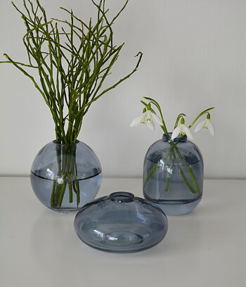 Vas i blått glas låg 8,8*5 cm
