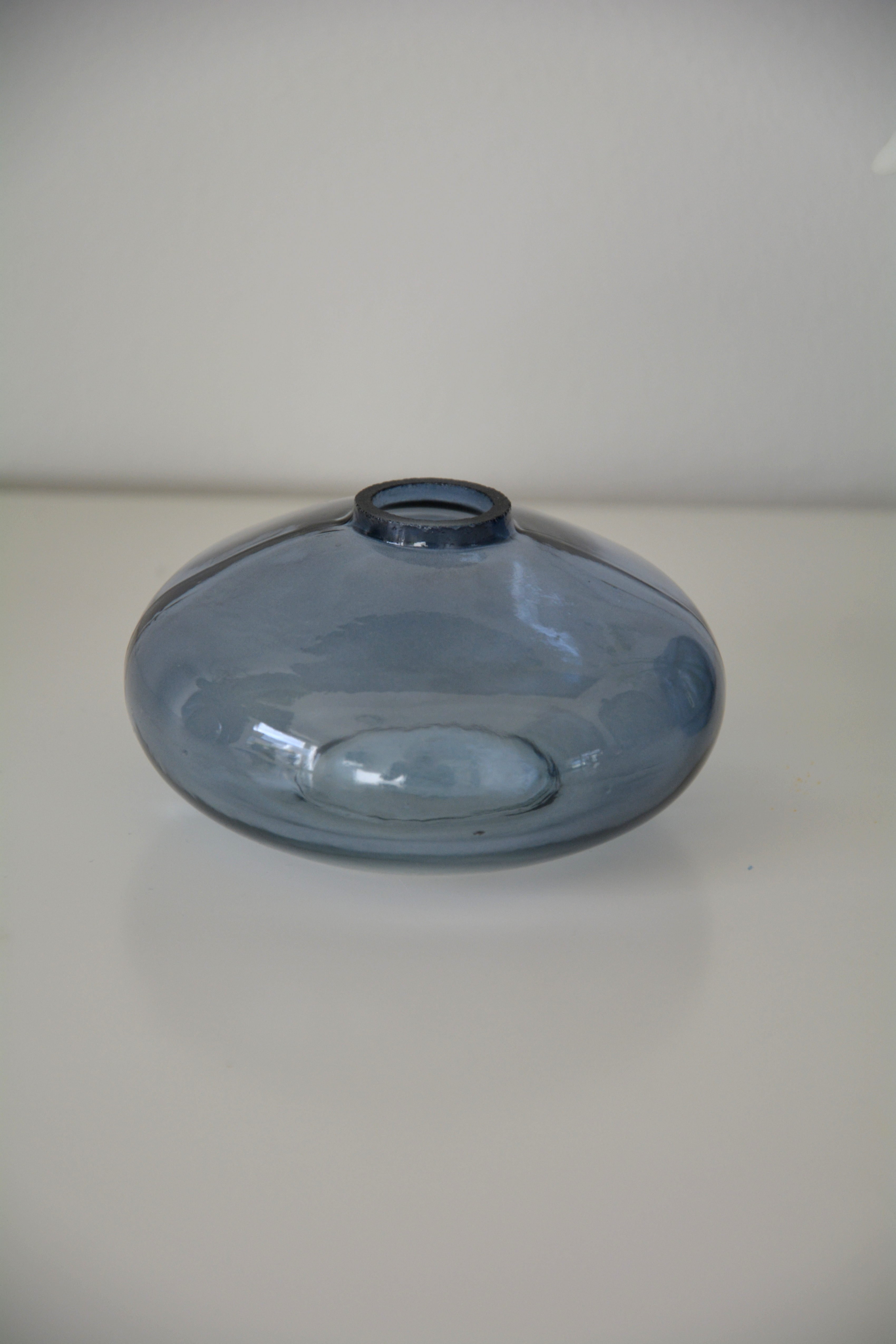 Vas i blått glas låg 8,8*5 cm