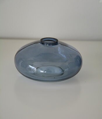 Vas i blått glas låg 8,8*5 cm