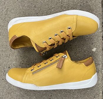 Sneakers med blixtlås från Charlotte of Sweden, gul/brandy