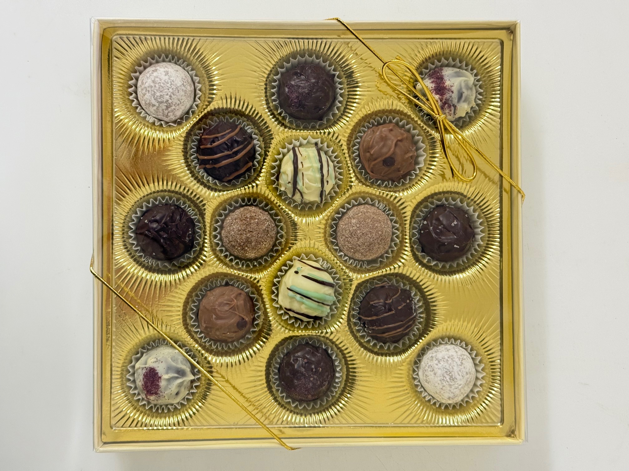 Pralinask med 16 praliner i blandade smaker