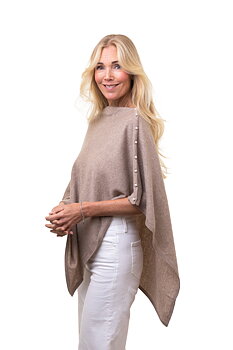  Inez  Poncho med knappar,  Linbeige från 8design cashmere, säljs på Hospitalsgatan  