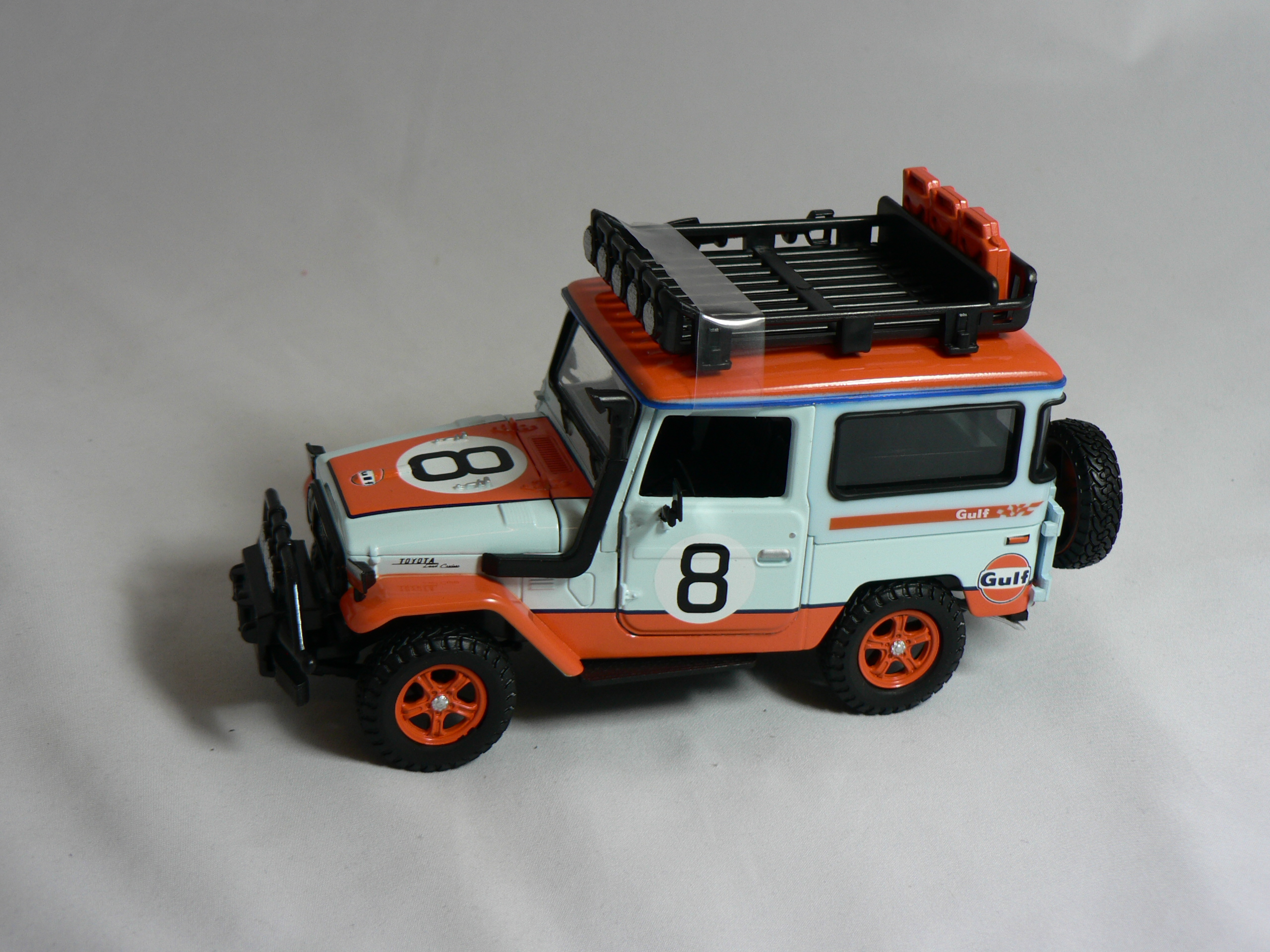 Toyota FJ40  Land Cruiser  ( GULF ) 1:24 Motor Max - 3