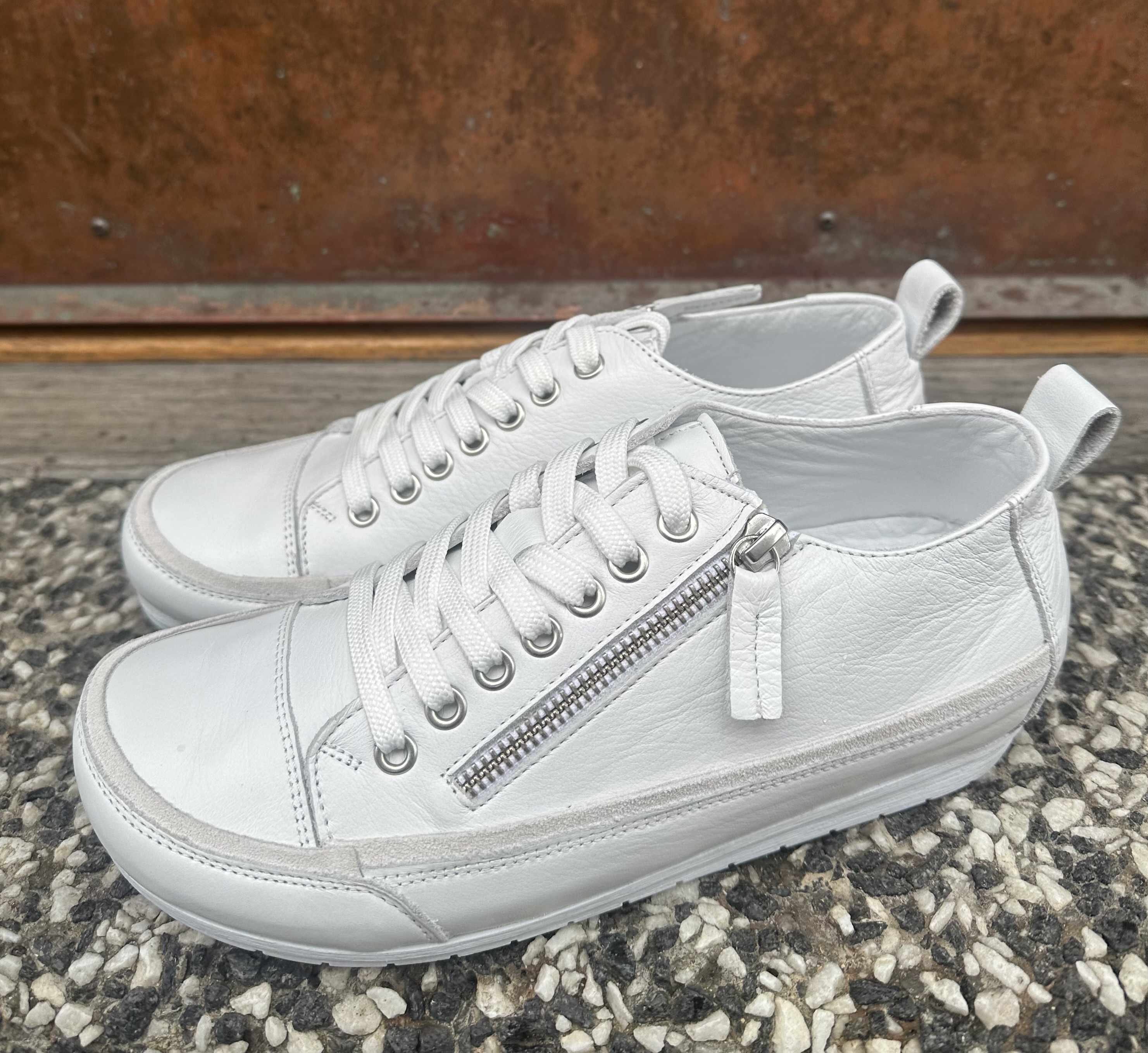 Rymliga sneakers från  Andrea Conti, vit