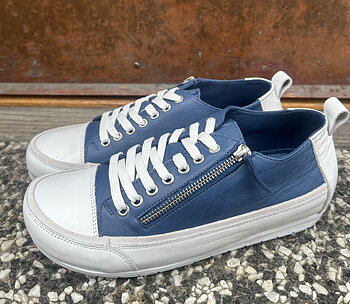 Rymliga sneakers från  Andrea Conti, jeans/ vit