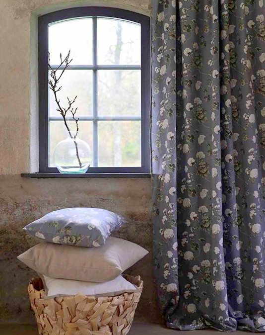 2 st Gardinlängder gråblå botten vita Pelargoner shabby chic Romantisk lantlig stil