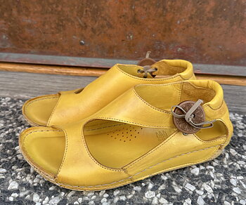 Sandalen med knappen i skinn, gul