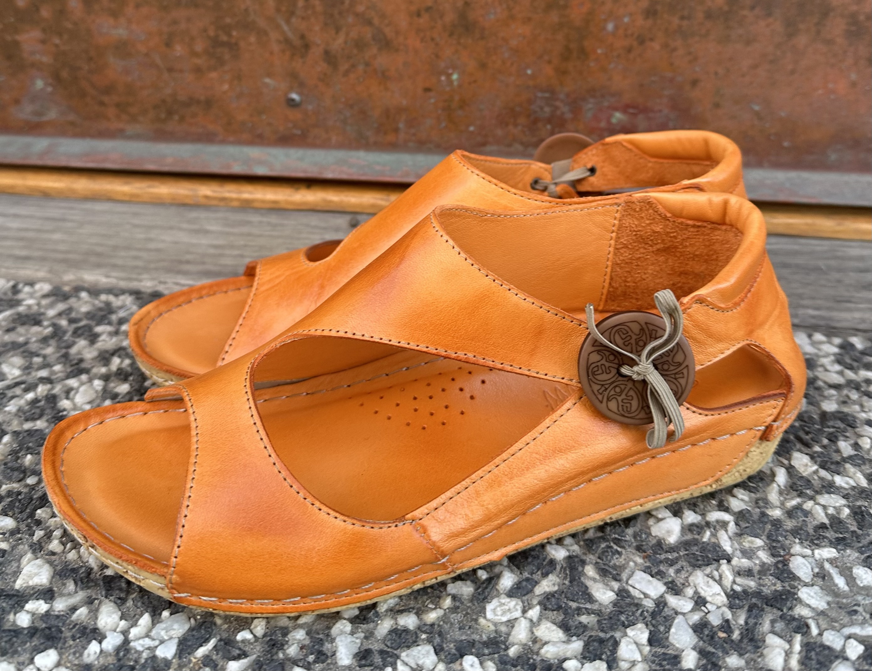 Sandalen med knappen i skinn, orange