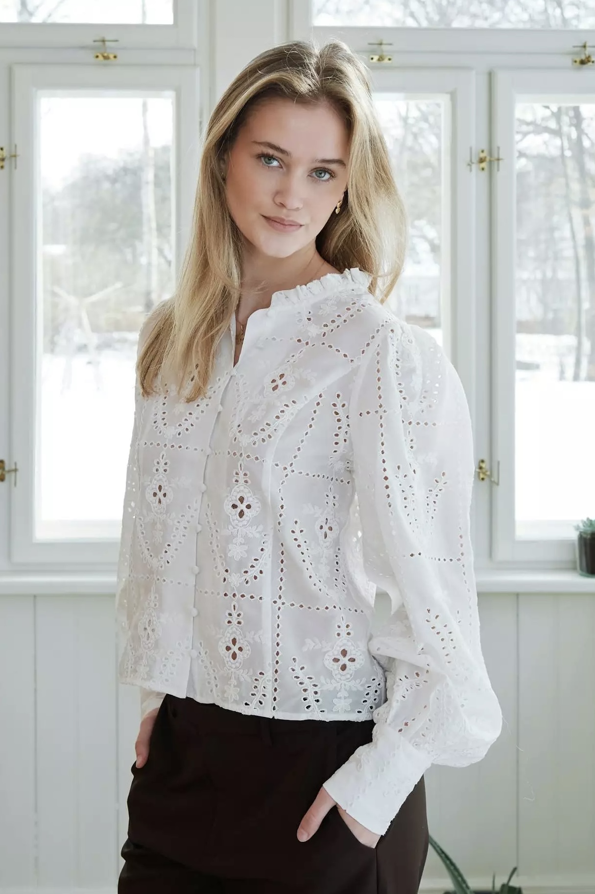 Neo Noir  - Gilda Embroidery Blouse White - 6
